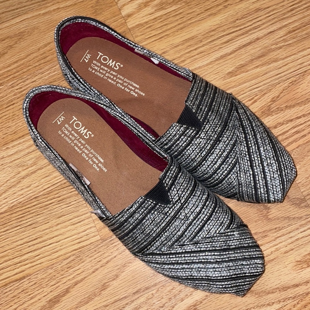 TOMS Silver and black metallic classic shoe Size 7